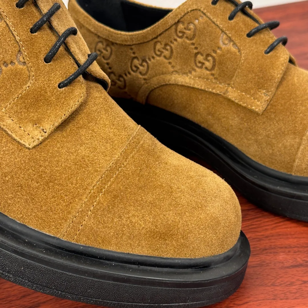 Batch 800 Gucci/Gucci new men's lace-up shoes with GG details, suede leather derby shoes! Rooted in the brand's heritage, these men's lace-up shoes are crafted from suede calfskin and embellished with GG-print embossed suede details in homage to Gucci's iconic monogram. The rubber sole decorated with GG pattern adds a touch of modern fashion to this design. Typical three-joint style design. European and American classic version, full calfskin lining. The overall upper texture is soft and the lining is comfortable and breathable. 2CM thickened soft rubber sole, easy to control. Versatile and stylish upper foot, multiple colors available to meet different matching needs, complete package! Size: 39-40-41-42-43-44 leather shoe size (38.45 can be customized) Item number: 7826Z suede brown